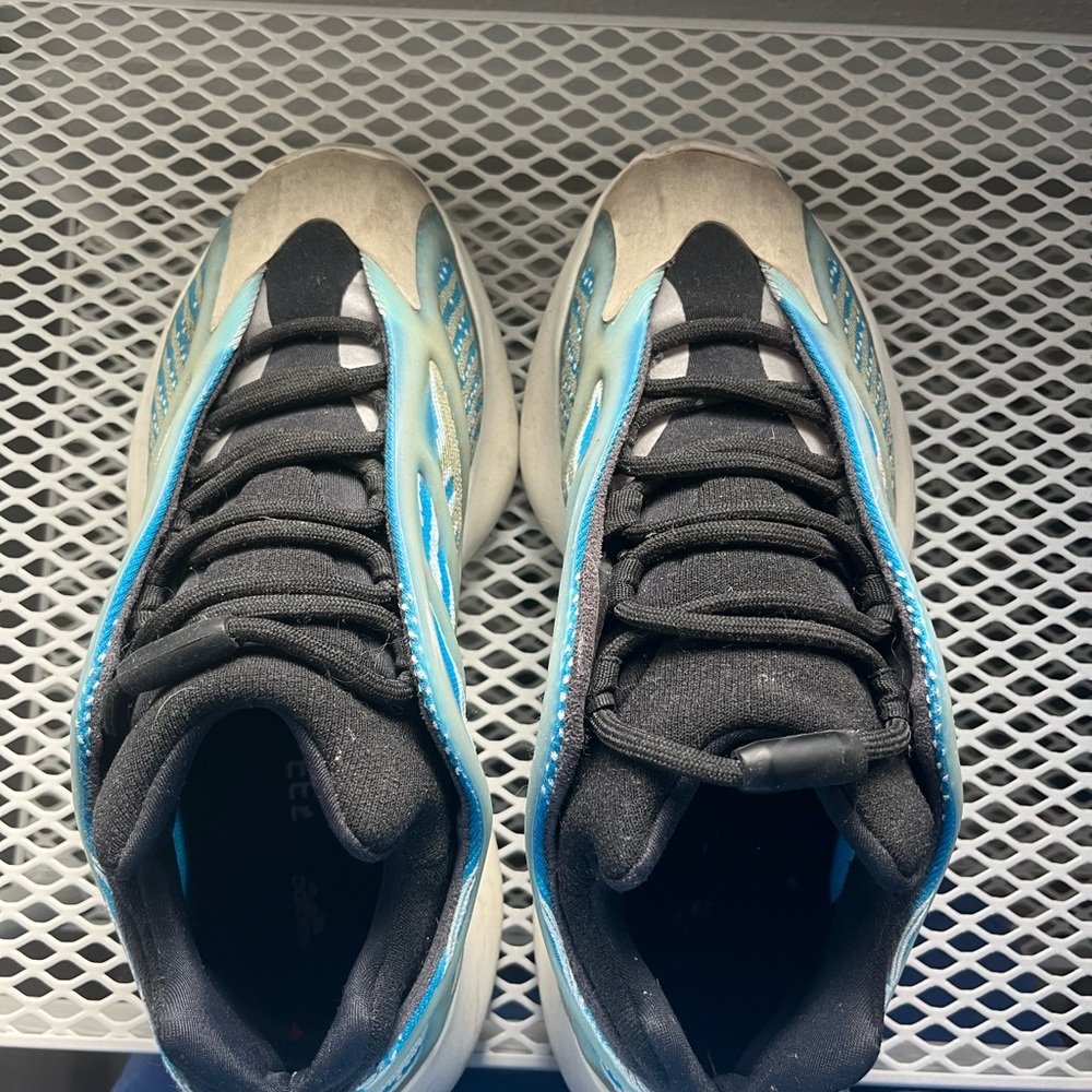 YEEZY 700 V3